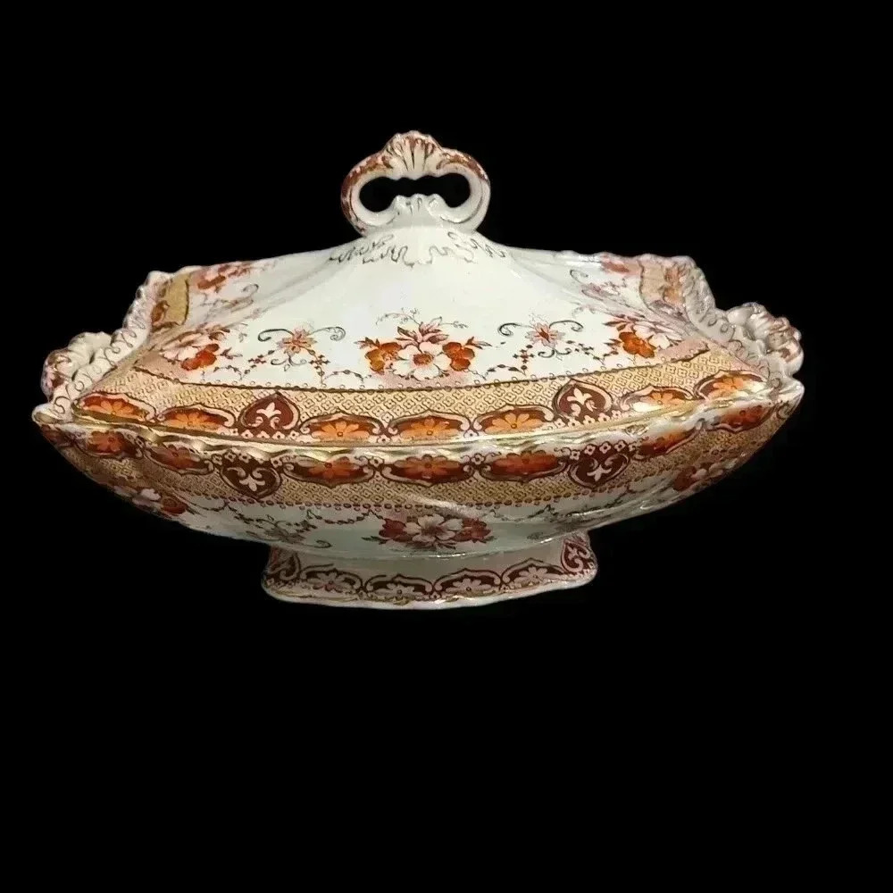Oval covered vegetable dish *antique*